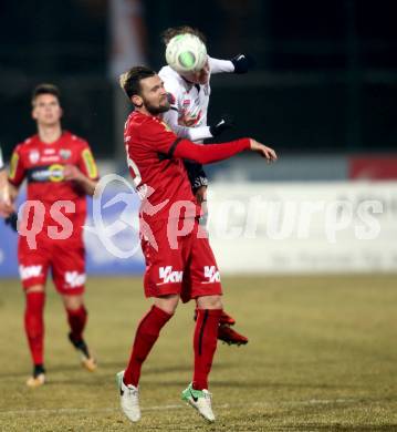 Fussball tipico Bundesliga. RZ Pellets WAC gegen Cashpoint SCR Altach. Florian Flecker (WAC), Emanuel Schreiner (Altach). Wolfsberg, am 3.2.2018.
Foto: Kuess

---
pressefotos, pressefotografie, kuess, qs, qspictures, sport, bild, bilder, bilddatenbank