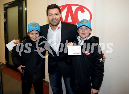EBEL. Eishockey Bundesliga. KAC gegen 	Redbull Salzburg. Andrew Kozek, Fans (KAC). Klagenfurt, am 4.2.2018.
Foto: Kuess

---
pressefotos, pressefotografie, kuess, qs, qspictures, sport, bild, bilder, bilddatenbank
