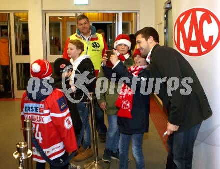 EBEL. Eishockey Bundesliga. KAC gegen 	Redbull Salzburg. Andrew Kozek, Fans (KAC). Klagenfurt, am 4.2.2018.
Foto: Kuess

---
pressefotos, pressefotografie, kuess, qs, qspictures, sport, bild, bilder, bilddatenbank