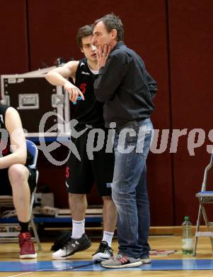 Basketball 2. Bundesliga. Grunddurchgang. 18. Runde. KOS Celovec gegen Mistelbach Mustangs. Trainer Martin Weissenboeck, Paul Isbetcherian (Mistelbach). Klagenfurt, am 11.2.2018.
Foto: Kuess
---
pressefotos, pressefotografie, kuess, qs, qspictures, sport, bild, bilder, bilddatenbank