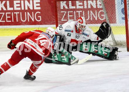 EBEL. Eishockey Bundesliga. KAC gegen 	HC TWK Innsbruck. Jamie Lundmark,  (KAC), Rene Swette (Innsbruck). Klagenfurt, am 11.2.2018.
Foto: Kuess

---
pressefotos, pressefotografie, kuess, qs, qspictures, sport, bild, bilder, bilddatenbank