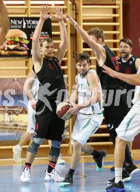 Basketball 2. Bundesliga. Grunddurchgang. 18. Runde. KOS Celovec gegen Mistelbach Mustangs. Christian Erschen (KOS), Michal Semerad, Thomas Morwitzer (Mistelbach). Klagenfurt, am 11.2.2018.
Foto: Kuess
---
pressefotos, pressefotografie, kuess, qs, qspictures, sport, bild, bilder, bilddatenbank