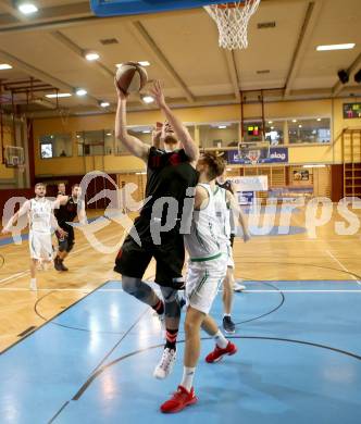 Basketball 2. Bundesliga. Grunddurchgang. 18. Runde. KOS Celovec gegen Mistelbach Mustangs. Florian Ponholzer (KOS), Michal Semerad  (Mistelbach). Klagenfurt, am 11.2.2018.
Foto: Kuess
---
pressefotos, pressefotografie, kuess, qs, qspictures, sport, bild, bilder, bilddatenbank