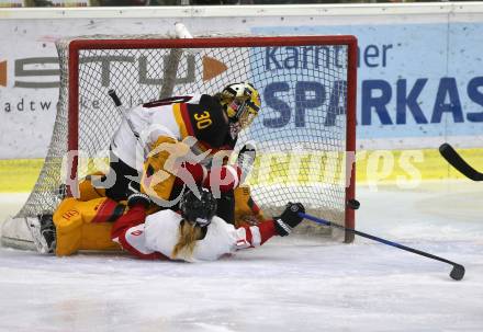 Eishockey Laenderspiel Oesterreich gegen Deutschland. Damen. Woerthersee Trophy. Anna Meixner, (Oesterreich),  Jennifer Harss  (Deutschland). Klagenfurt, am 16.2.2018.
Foto: Kuess

---
pressefotos, pressefotografie, kuess, qs, qspictures, sport, bild, bilder, bilddatenbank