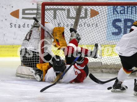 Eishockey Laenderspiel Oesterreich gegen Deutschland. Damen. Woerthersee Trophy. Anna Meixner, (Oesterreich),  Jennifer Harss  (Deutschland). Klagenfurt, am 16.2.2018.
Foto: Kuess

---
pressefotos, pressefotografie, kuess, qs, qspictures, sport, bild, bilder, bilddatenbank