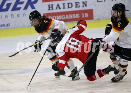 Eishockey Laenderspiel Oesterreich gegen Deutschland. Damen. Woerthersee Trophy. Eva-Maria Verworner, (Oesterreich), Franziska Feldmeier, Celina Haider  (Deutschland). Klagenfurt, am 16.2.2018.
Foto: Kuess

---
pressefotos, pressefotografie, kuess, qs, qspictures, sport, bild, bilder, bilddatenbank