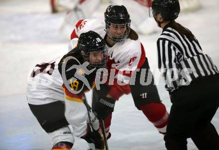 Eishockey Laenderspiel Oesterreich gegen Deutschland. Damen. Woerthersee Trophy. Tamara Grascher,  (Oesterreich), Bernadette Karpf (Deutschland). Klagenfurt, am 16.2.2018.
Foto: Kuess

---
pressefotos, pressefotografie, kuess, qs, qspictures, sport, bild, bilder, bilddatenbank