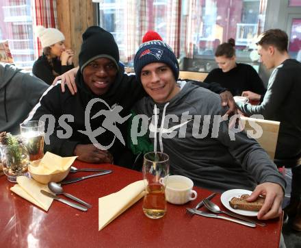 Fussball Tipico Bundesliga. RZ Pellets WAC.   Dever Orgill, Dominik Frieser.  Koralpe, am 3.12.2017.
Foto: Kuess

---
pressefotos, pressefotografie, kuess, qs, qspictures, sport, bild, bilder, bilddatenbank