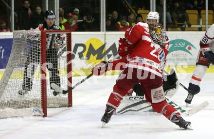 EBEL. Eishockey Bundesliga. KAC gegen 	KHL Medvescak Zagreb. Martin Schumnig, (KAC),  Kevin Carr (Zagreb). Klagenfurt, am 21.2.2018.
Foto: Kuess

---
pressefotos, pressefotografie, kuess, qs, qspictures, sport, bild, bilder, bilddatenbank