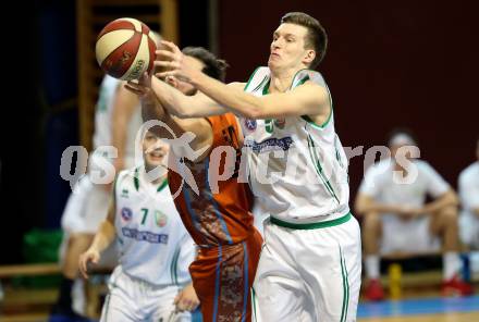 Basketball 2. Bundesliga. Grunddurchgang. 20. Runde. KOS Celovec gegen Basket2000 Vienna Warriors. Andi Smrtnik,  (KOS), Jakob Traxler (Basket2000). Klagenfurt, am 24.2.2018.
Foto: Kuess
---
pressefotos, pressefotografie, kuess, qs, qspictures, sport, bild, bilder, bilddatenbank