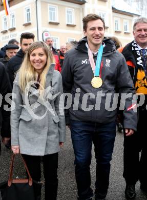 Schi Ski Alpin. Empfang Olympiasieger Matthias Mayer in Afritz. Matthias Mayer mit Freundin. Afritz, 24.2.2018.
Foto: Kuess
---
pressefotos, pressefotografie, kuess, qs, qspictures, sport, bild, bilder, bilddatenbank
