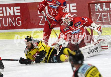 EBEL. Eishockey Bundesliga. KAC gegen 	Vienna Capitals. Tomas Duba, (KAC), Kelsey Tessier  (Vienna Capitals). Klagenfurt, am 28.2.2018.
Foto: Kuess

---
pressefotos, pressefotografie, kuess, qs, qspictures, sport, bild, bilder, bilddatenbank