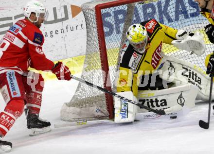 EBEL. Eishockey Bundesliga. KAC gegen 	Vienna Capitals. Martin Schumnig (KAC), Jean-Philippe Lamoureux  (Vienna Capitals). Klagenfurt, am 28.2.2018.
Foto: Kuess

---
pressefotos, pressefotografie, kuess, qs, qspictures, sport, bild, bilder, bilddatenbank