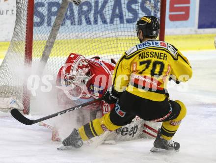 EBEL. Eishockey Bundesliga. KAC gegen 	Vienna Capitals. Tomas Duba  (KAC), Benjamin Nissner  (Vienna Capitals). Klagenfurt, am 28.2.2018.
Foto: Kuess

---
pressefotos, pressefotografie, kuess, qs, qspictures, sport, bild, bilder, bilddatenbank