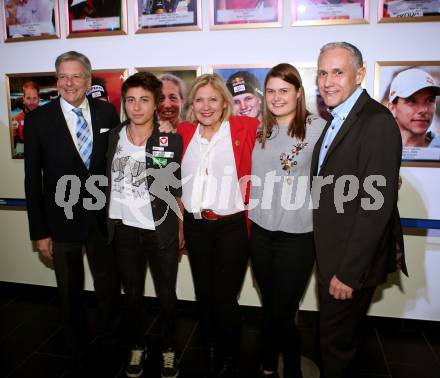 Eroeffnung Ehrengalerie der Kaerntner Sportler im Sportpark Klagenfurt. Landeshauptmann Peter Kaiser, Nadine Weratschnig, Buergermeisterin Maria-Luise Mathiaschitz, Valentina Dreier, Juergen Pfeiler. Klagenfurt, am 28.2.2018.
Foto: Kuess
---
pressefotos, pressefotografie, kuess, qs, qspictures, sport, bild, bilder, bilddatenbank