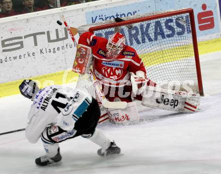 EBEL. Eishockey Bundesliga. KAC gegen 	EHC Liwest Black Wings Linz. Tomas Duba, (KAC), Mario Altmann  (Linz). Klagenfurt, am 2.3.2018.
Foto: Kuess

---
pressefotos, pressefotografie, kuess, qs, qspictures, sport, bild, bilder, bilddatenbank