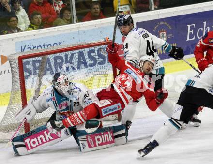 EBEL. Eishockey Bundesliga. KAC gegen 	EHC Liwest Black Wings Linz. Andrew Kozek  (KAC), Michael Ouzas, Shane O Brien (Linz). Klagenfurt, am 2.3.2018.
Foto: Kuess

---
pressefotos, pressefotografie, kuess, qs, qspictures, sport, bild, bilder, bilddatenbank