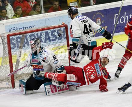 EBEL. Eishockey Bundesliga. KAC gegen 	EHC Liwest Black Wings Linz. Andrew Kozek  (KAC), Michael Ouzas, Shane O Brien (Linz). Klagenfurt, am 2.3.2018.
Foto: Kuess

---
pressefotos, pressefotografie, kuess, qs, qspictures, sport, bild, bilder, bilddatenbank