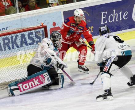 EBEL. Eishockey Bundesliga. KAC gegen 	EHC Liwest Black Wings Linz.  Stefan Geier  (KAC), Michael Ouzas (Linz). Klagenfurt, am 2.3.2018.
Foto: Kuess

---
pressefotos, pressefotografie, kuess, qs, qspictures, sport, bild, bilder, bilddatenbank