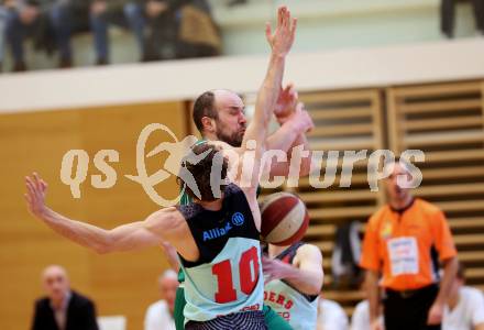 Basketball 2. Bundesliga. Grunddurchgang. 21. Runde. Villach Raiders gegen KOS Celovec. Simon Finzgar,  (Villach), Vjeran Soldo (KOS). Villach, am 4.3.2018.
Foto: Kuess

---
pressefotos, pressefotografie, kuess, qs, qspictures, sport, bild, bilder, bilddatenbank