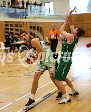 Basketball 2. Bundesliga. Grunddurchgang. 21. Runde. Villach Raiders gegen KOS Celovec. Marko Jurica,  (Villach), Ziga Erculj (KOS). Villach, am 4.3.2018.
Foto: Kuess

---
pressefotos, pressefotografie, kuess, qs, qspictures, sport, bild, bilder, bilddatenbank