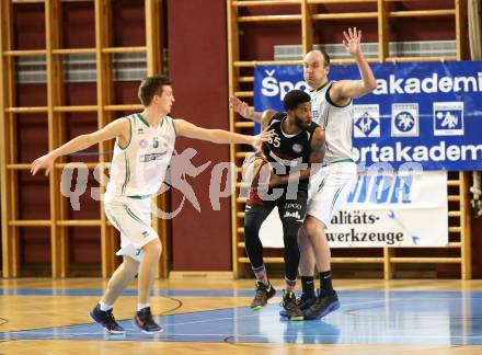 Basketball 2. Bundesliga. Grunddurchgang. 22. Runde. KOS Celovec gegen Mattersburg Rocks. Andi Smrtnik, Vjeran Soldo,  (KOS),  Arnold Fripp (Mattersburg Rocks). Klagenfurt, am 11.3.2018.
Foto: Kuess
---
pressefotos, pressefotografie, kuess, qs, qspictures, sport, bild, bilder, bilddatenbank