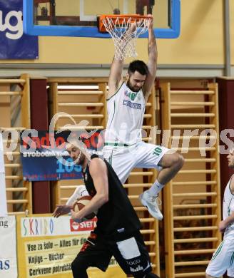 Basketball 2. Bundesliga. Grunddurchgang. 22. Runde. KOS Celovec gegen Mattersburg Rocks. Marin Sliskovic,  (KOS), Corey Hallett (Mattersburg Rocks). Klagenfurt, am 11.3.2018.
Foto: Kuess
---
pressefotos, pressefotografie, kuess, qs, qspictures, sport, bild, bilder, bilddatenbank