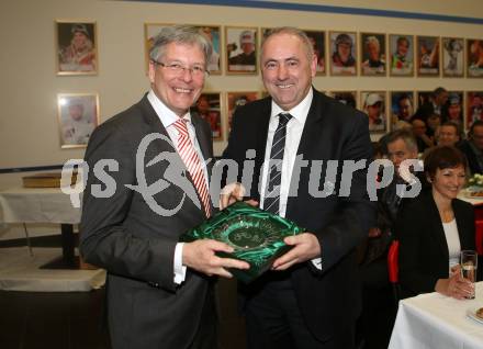 Fussball Laenderspiel. Oesterreich gegen Slowenien.Come together. Sport baut Bruecken. Peter Kaiser, Radenko Mijatovic. Klagenfurt, am 23.3.2018.
Foto: Kuess

---
pressefotos, pressefotografie, kuess, qs, qspictures, sport, bild, bilder, bilddatenbank