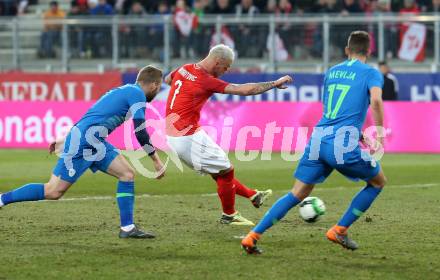 Fussball Laenderspiel. Oesterreich gegen Slowenien.Come together. Sport baut Bruecken.  Marko Arnautovic (Oesterreich), Josip Ilicic (Slowienien). Klagenfurt, am 23.3.2018.
Foto: Kuess

---
pressefotos, pressefotografie, kuess, qs, qspictures, sport, bild, bilder, bilddatenbank