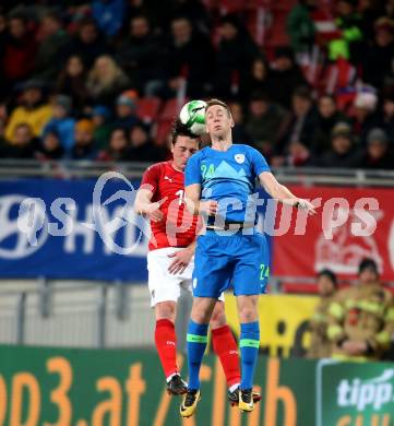 Fussball Laenderspiel. Oesterreich gegen Slowenien.Come together. Sport baut Bruecken.  Julian Baumgartlinger,  (Oesterreich), Robert Beric (Slowienien). Klagenfurt, am 23.3.2018.
Foto: Kuess

---
pressefotos, pressefotografie, kuess, qs, qspictures, sport, bild, bilder, bilddatenbank