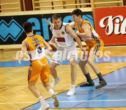 Basketball 2. Bundesliga. Playdown. 2. Runde. Woerthersee Piraten gegen BBU Salzburg. Kunovjanek Maximilian (Piraten), Sergio Jimenez, Guillermo Sanchez (Salzburg). Klagenfurt, am 24.3.2018.
Foto: Kuess
---
pressefotos, pressefotografie, kuess, qs, qspictures, sport, bild, bilder, bilddatenbank