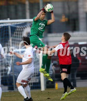 Fussball Kaerntner Liga. SAK gegen Spittal. Kristijan Kondic, Patrick Lausegger (SAK), Ralph Roman Scheer (Spittal). Klagenfurt, am 23.3.2018.
Foto: Kuess
---
pressefotos, pressefotografie, kuess, qs, qspictures, sport, bild, bilder, bilddatenbank