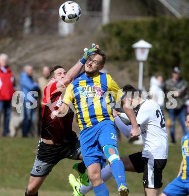 Fussball 2. Klasse A. Lurnfeld gegen Muehldorf. Alexander Brenter, Wolfgang Janesch (Lurnfeld),  Christopher Fruehwirth (Muehldorf). Moellbruecke, am 1.4.2018.
Foto: Kuess
---
pressefotos, pressefotografie, kuess, qs, qspictures, sport, bild, bilder, bilddatenbank