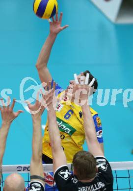 DenizBank AG Volley League Men. Volleyball. SK Posojilnica Aich/Dob gegen SG Union Raiffeisen Waldviertel. David Michel, (Aich/Dob),  Matiss Gabdullins  (Waldviertel). Bleiburg, am 4.4.2018.
Foto: Kuess
---
pressefotos, pressefotografie, kuess, qs, qspictures, sport, bild, bilder, bilddatenbank