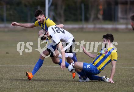 Fussball 2. Klasse A. Lurnfeld gegen Muehldorf. Marco Krassnitzer, Manuel Wernig  (Lurnfeld),  Ivan Glavic (Muehldorf). Moellbruecke, am 1.4.2018.
Foto: Kuess
---
pressefotos, pressefotografie, kuess, qs, qspictures, sport, bild, bilder, bilddatenbank