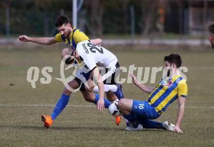 Fussball 2. Klasse A. Lurnfeld gegen Muehldorf. Marco Krassnitzer, Manuel Wernig  (Lurnfeld),  Ivan Glavic (Muehldorf). Moellbruecke, am 1.4.2018.
Foto: Kuess
---
pressefotos, pressefotografie, kuess, qs, qspictures, sport, bild, bilder, bilddatenbank