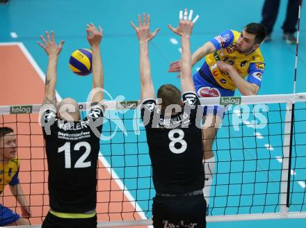 DenizBank AG Volley League Men. Volleyball. SK Posojilnica Aich/Dob gegen SG Union Raiffeisen Waldviertel.  Lukasz Wiese,  (Aich/Dob), Gil Marcel Keller, Matiss Gabdullins (Waldviertel). Bleiburg, am 4.4.2018.
Foto: Kuess
---
pressefotos, pressefotografie, kuess, qs, qspictures, sport, bild, bilder, bilddatenbank