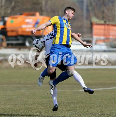 Fussball 2. Klasse A. Lurnfeld gegen Muehldorf. Dominik Walter Haslacher, (Lurnfeld),  Ivan Glavic (Muehldorf). Moellbruecke, am 1.4.2018.
Foto: Kuess
---
pressefotos, pressefotografie, kuess, qs, qspictures, sport, bild, bilder, bilddatenbank