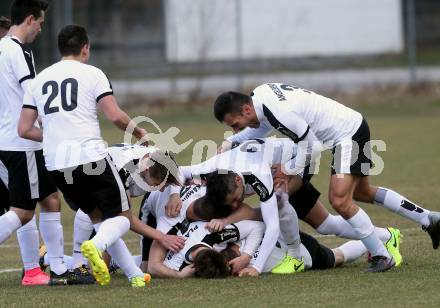 Fussball 2. Klasse A. Lurnfeld gegen Muehldorf. Torjubel Enes Sinanovic (Muehldorf). Moellbruecke, am 1.4.2018.
Foto: Kuess
---
pressefotos, pressefotografie, kuess, qs, qspictures, sport, bild, bilder, bilddatenbank