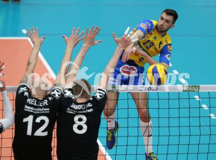 DenizBank AG Volley League Men. Volleyball. SK Posojilnica Aich/Dob gegen SG Union Raiffeisen Waldviertel. Lukasz Wiese,  (Aich/Dob), Gil Marcel Keller, Matiss Gabdullins (Waldviertel). Bleiburg, am 4.4.2018.
Foto: Kuess
---
pressefotos, pressefotografie, kuess, qs, qspictures, sport, bild, bilder, bilddatenbank