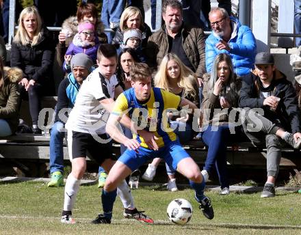 Fussball 2. Klasse A. Lurnfeld gegen Muehldorf. Hannes Rud, (Lurnfeld),   Luca Zedlacher (Muehldorf). Moellbruecke, am 1.4.2018.
Foto: Kuess
---
pressefotos, pressefotografie, kuess, qs, qspictures, sport, bild, bilder, bilddatenbank