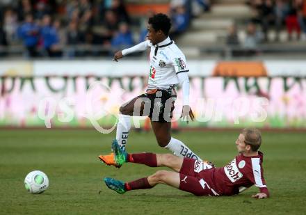 Fussball tipico Bundesliga. RZ Pellets WAC gegen Mattersburg. Majeed Ashimeru,  (WAC), Michael Perlak (Mattersburg). Wolfsberg, am 7.4.2018.
Foto: Kuess

---
pressefotos, pressefotografie, kuess, qs, qspictures, sport, bild, bilder, bilddatenbank