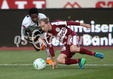 Fussball tipico Bundesliga. RZ Pellets WAC gegen Mattersburg. Majeed Ashimeru,  (WAC), Michael Perlak (Mattersburg). Wolfsberg, am 7.4.2018.
Foto: Kuess

---
pressefotos, pressefotografie, kuess, qs, qspictures, sport, bild, bilder, bilddatenbank