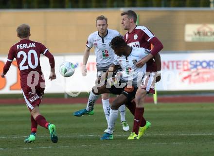 Fussball tipico Bundesliga. RZ Pellets WAC gegen Mattersburg. Majeed Ashimeru,  (WAC), Alois Hoeller (Mattersburg). Wolfsberg, am 7.4.2018.
Foto: Kuess

---
pressefotos, pressefotografie, kuess, qs, qspictures, sport, bild, bilder, bilddatenbank