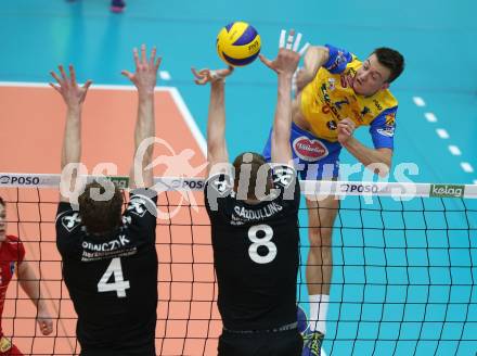 Volleyball Bundesliga Herren. DenitBank AG Volley League Men. SK Posojilnica Aich/Dob gegen SG Union Raiffeisen Waldviertel. Michal Petras,  (Aich/Dob), Dawid Adam Siwczyk, Matiss Gabdullins (Waldviertel). Bleiburg, am 14.4.2018.
Foto: Kuess
---
pressefotos, pressefotografie, kuess, qs, qspictures, sport, bild, bilder, bilddatenbank