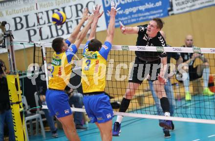 Volleyball Bundesliga Herren. DenitBank AG Volley League Men. SK Posojilnica Aich/Dob gegen SG Union Raiffeisen Waldviertel. Michal Petras, Michal Hruska,  (Aich/Dob), Matiss Gabdullins (Waldviertel). Bleiburg, am 15.4.2018.
Foto: Kuess
---
pressefotos, pressefotografie, kuess, qs, qspictures, sport, bild, bilder, bilddatenbank