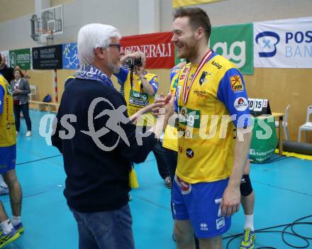 Volleyball Bundesliga Herren. DenitBank AG Volley League Men. SK Posojilnica Aich/Dob gegen SG Union Raiffeisen Waldviertel. Manfred Freitag (Kelag) Kasper Vuorinen (Meister Aich/Dob). Bleiburg, am 15.4.2018.
Foto: Kuess
---
pressefotos, pressefotografie, kuess, qs, qspictures, sport, bild, bilder, bilddatenbank