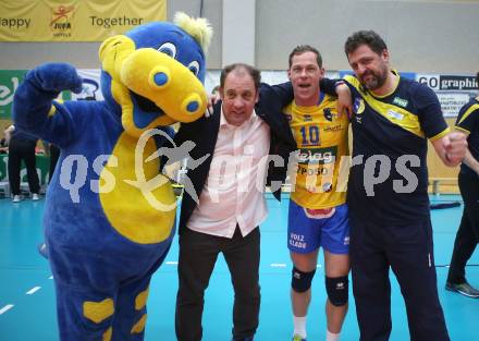 Volleyball Bundesliga Herren. DenitBank AG Volley League Men. SK Posojilnica Aich/Dob gegen SG Union Raiffeisen Waldviertel. Jubel Martin Micheu, Nejc Pusnik, Trainer Matjaz Hafner (Meister Aich/Dob). Bleiburg, am 15.4.2018.
Foto: Kuess
---
pressefotos, pressefotografie, kuess, qs, qspictures, sport, bild, bilder, bilddatenbank