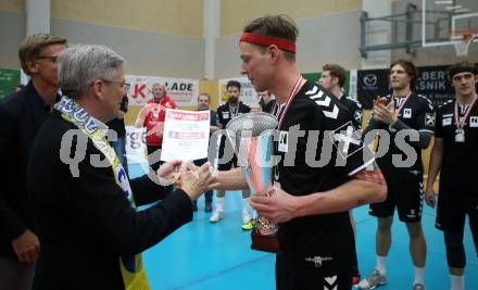 Volleyball Bundesliga Herren. DenitBank AG Volley League Men. SK Posojilnica Aich/Dob gegen SG Union Raiffeisen Waldviertel. Landeshauptmann Peter Kaiser, Michal Krzysztof Peciakowski (Waldviertel). Bleiburg, am 15.4.2018.
Foto: Kuess
---
pressefotos, pressefotografie, kuess, qs, qspictures, sport, bild, bilder, bilddatenbank