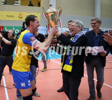 Volleyball Bundesliga Herren. DenitBank AG Volley League Men. SK Posojilnica Aich/Dob gegen SG Union Raiffeisen Waldviertel. Jubel Nejc Pusnik, Landeshauptmann Peter Kaiser (Meister Aich/Dob). Bleiburg, am 15.4.2018.
Foto: Kuess
---
pressefotos, pressefotografie, kuess, qs, qspictures, sport, bild, bilder, bilddatenbank